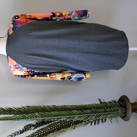 LuLaRoe Randy gray raglan tee with multicolored floral print NWOT - Picture 4 of 10